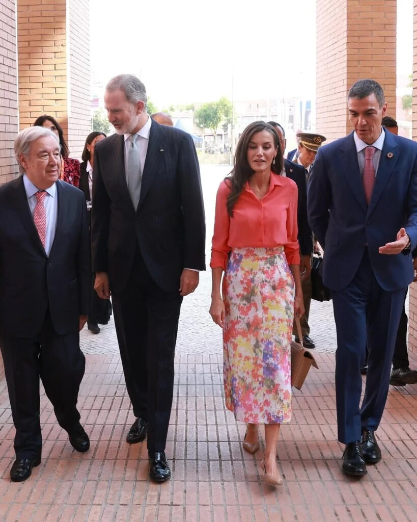 Letizia Ortiz sorprende con un elegante look floral