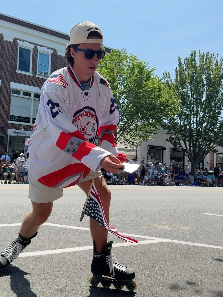 Pampita participó de un desfile por el 4 de julio con un look boho chic alusivo