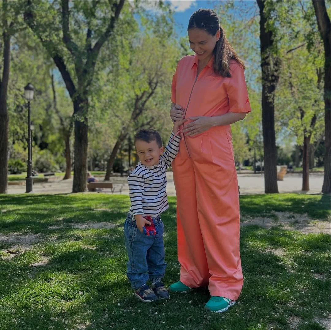 Luz Cipriota luciendo su pancita con su hijo Lorenzo. Fotos: IG.
