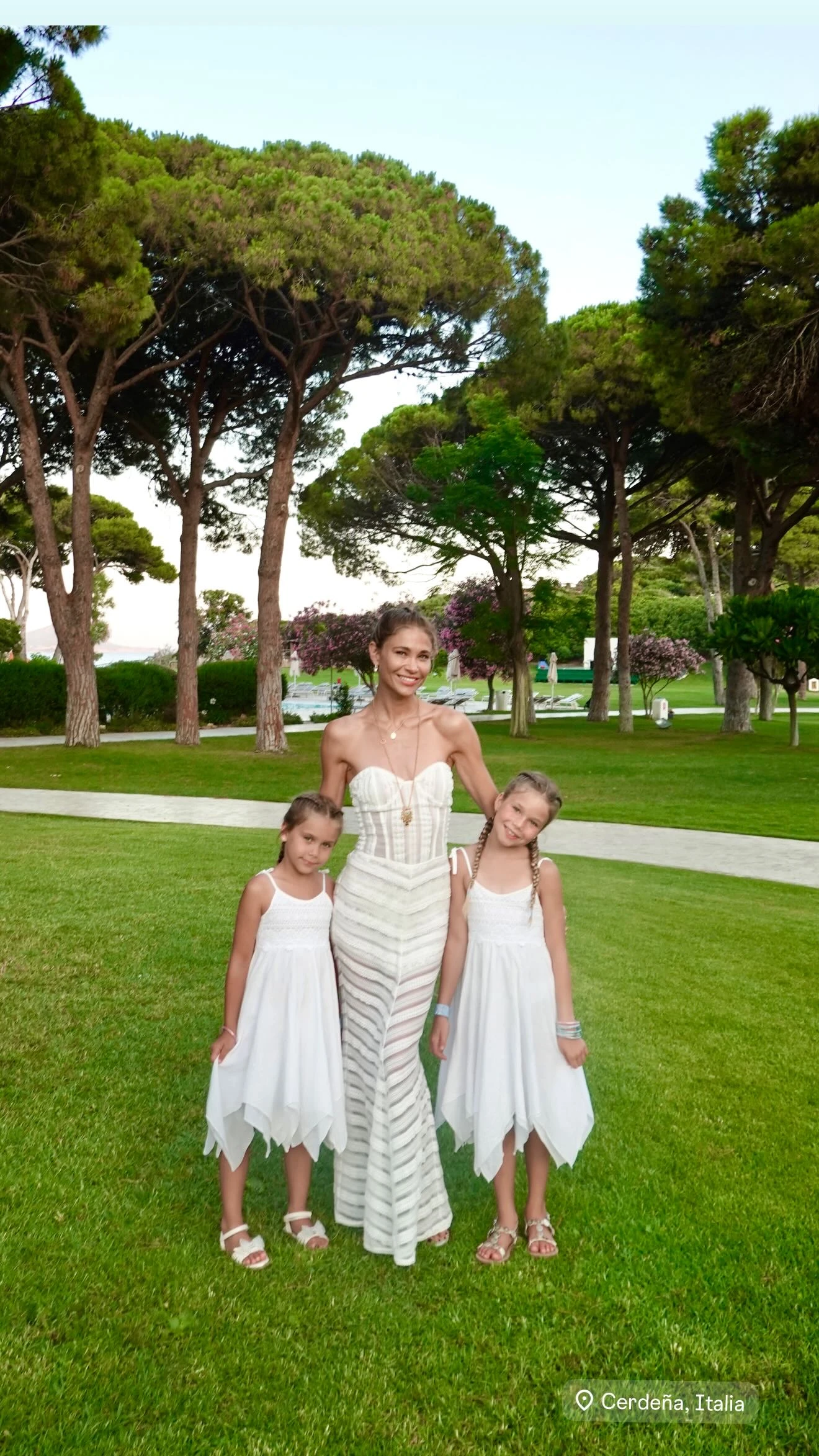 Carla Pereyra y sus hijas. Fotos: IG.