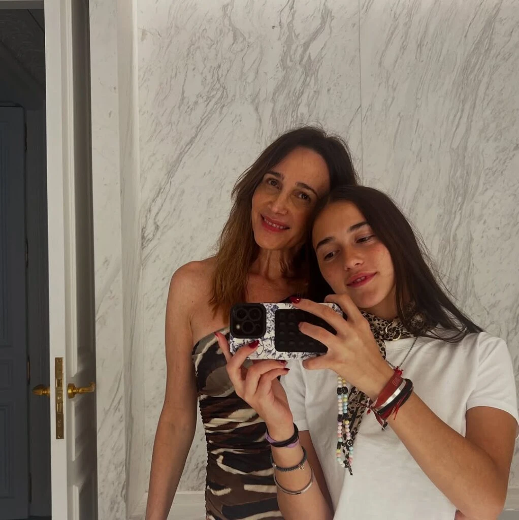 Madre e hija disfrutando de París. Foto: IG