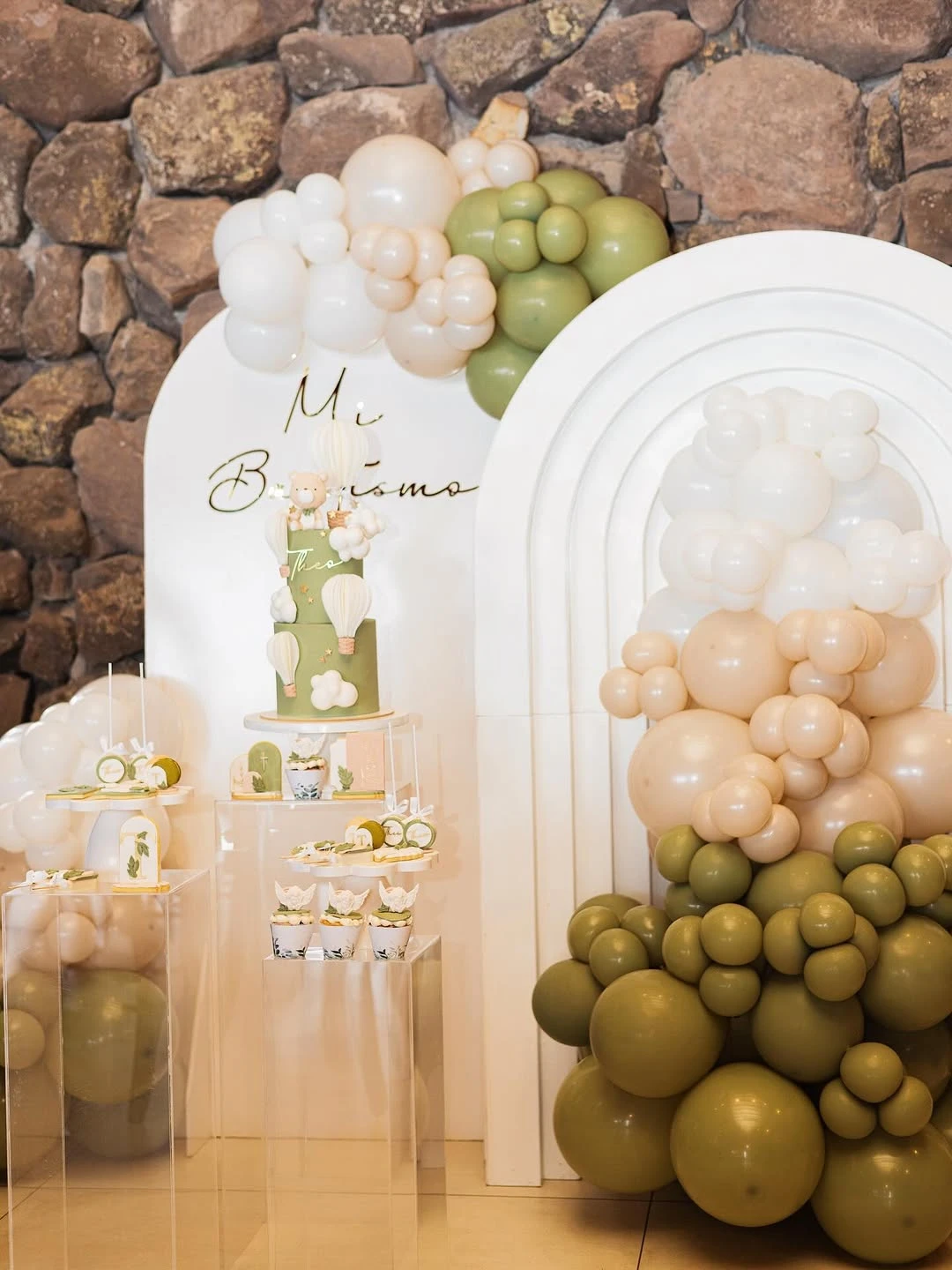 La ambientación contó con globos verdes oliva y beige. Fotos: IG. 