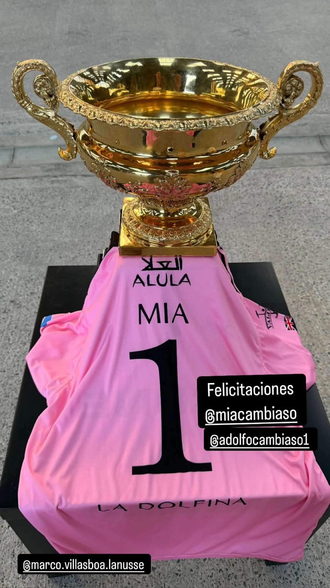 Mía compartió la foto del trofeo del British Open. Foto: IG.