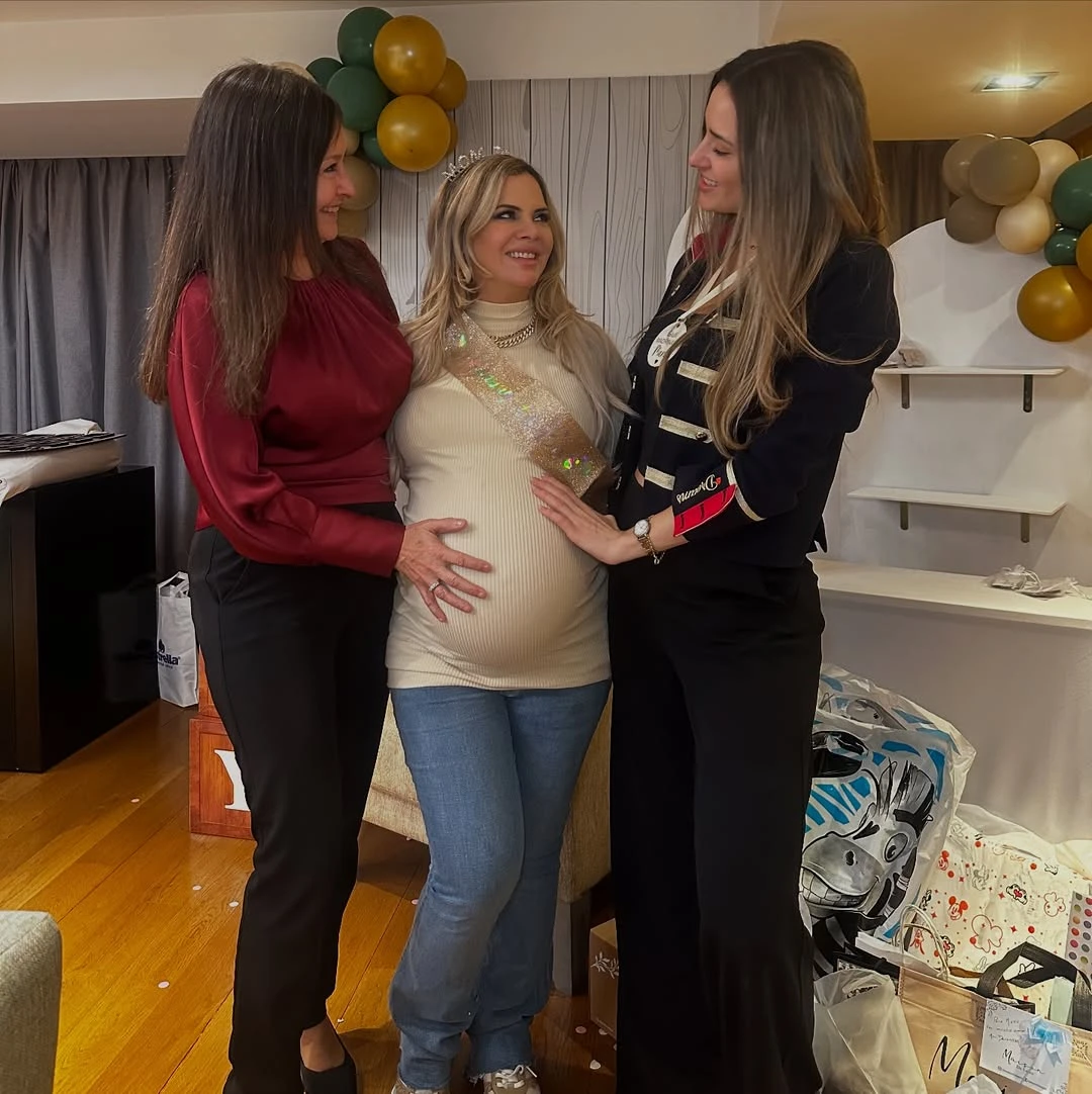 Maglietti junto a su madre y su hermana. Fotos: IG.