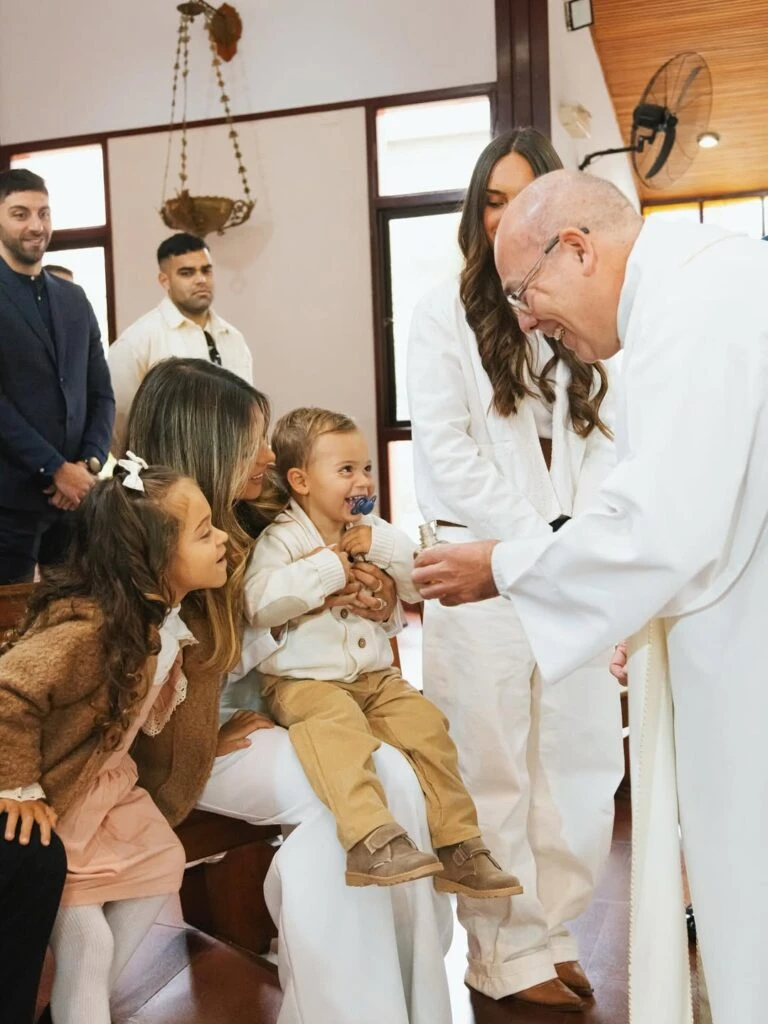 Agus optó por un conjunto de tres piezas en total white: blazer, remera y pantalón ancho. Fotos: IG. 
