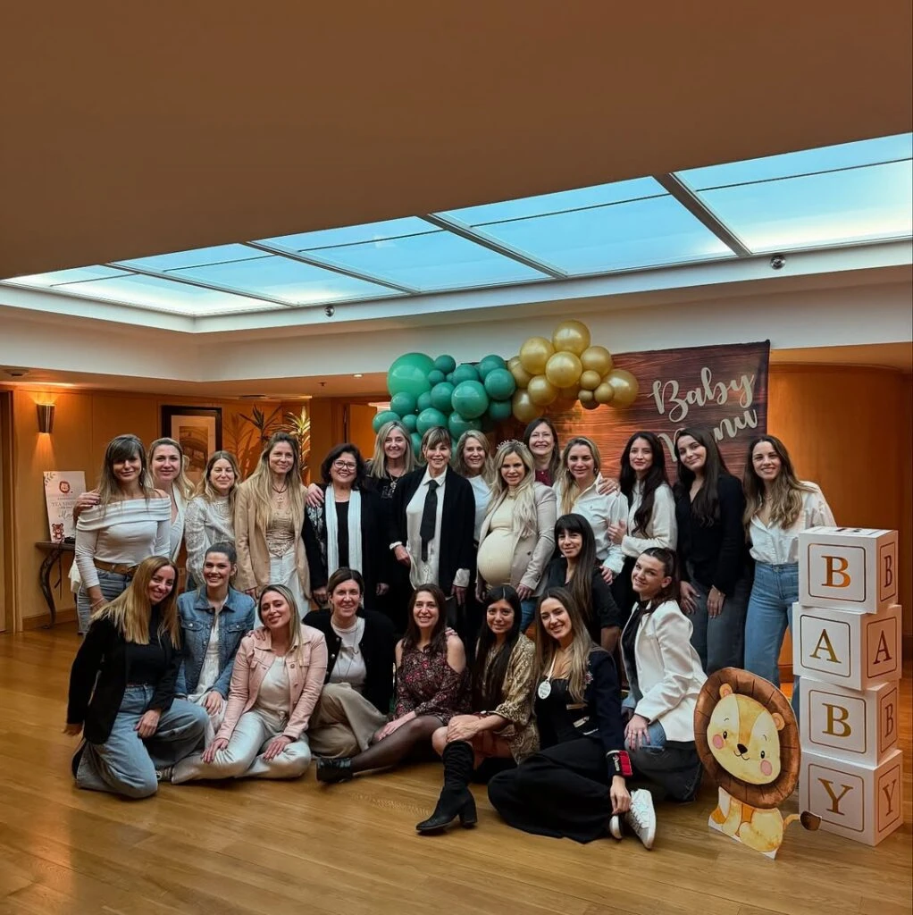 La fiesta contó con una decoración con globos dorados y verdes. Foto: IG.