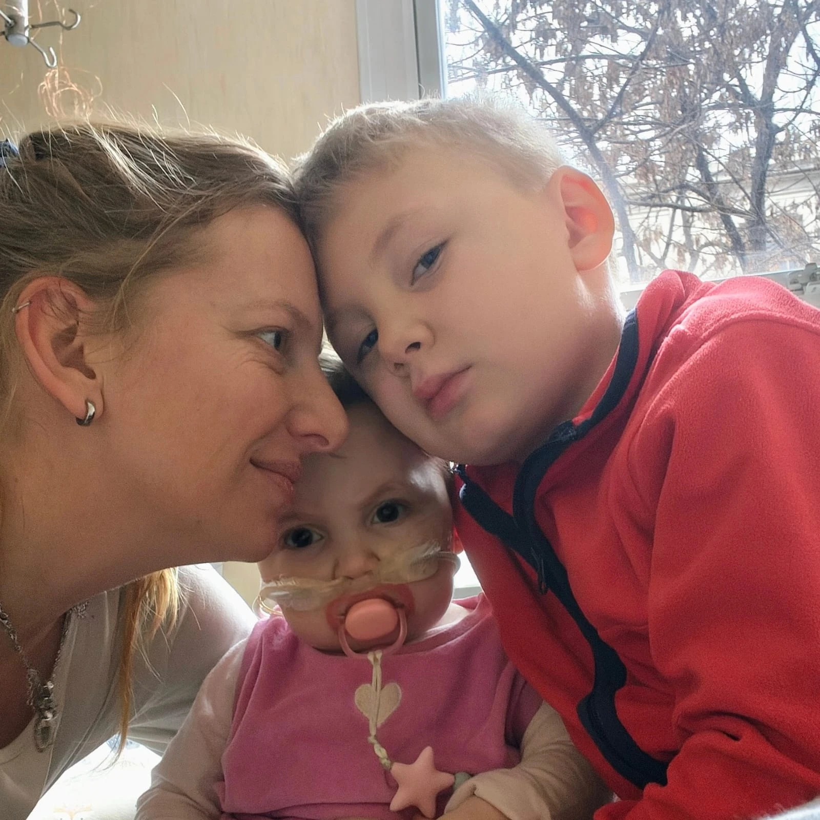 Julia junto a sus hijos, Inés y Bauti.