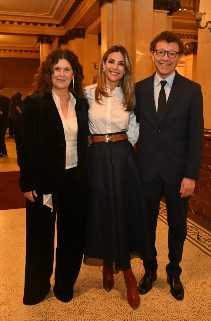 María Belén Ludueña junto a diplomáticos en el Teatro Colón.