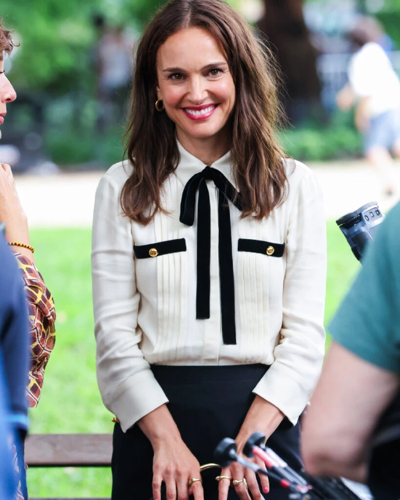 blusa blanca con lazo negro