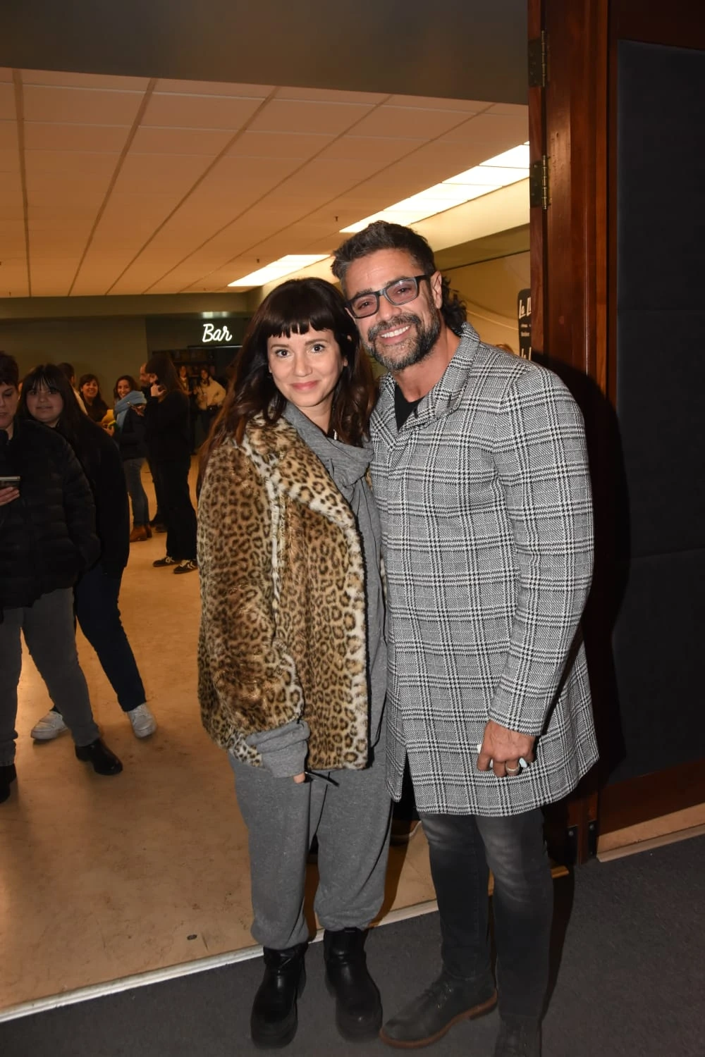 Griselda y Luciano fueron a ver a Leticia Siciliani al teatro y llevaron a sus hijas