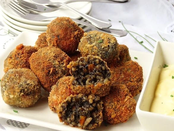 Croquetas de arroz negro: una receta fácil con queso derretido y salsa sriracha-mayo