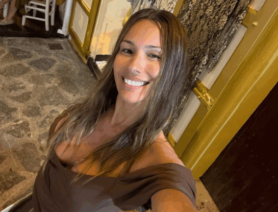 Pampita en Ibiza: el mini vestido, su aliado infalible para los días de verano