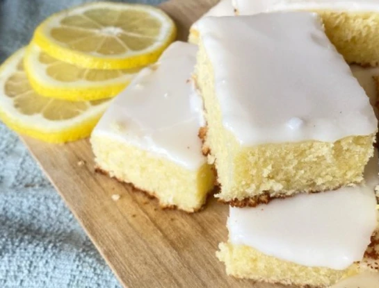 Cuadraditos esponjosos de limón la receta de Jimena Monteverde para la merienda