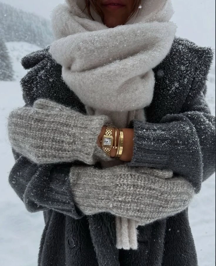 como elevar tus looks básicos de invierno con accesorios trendy