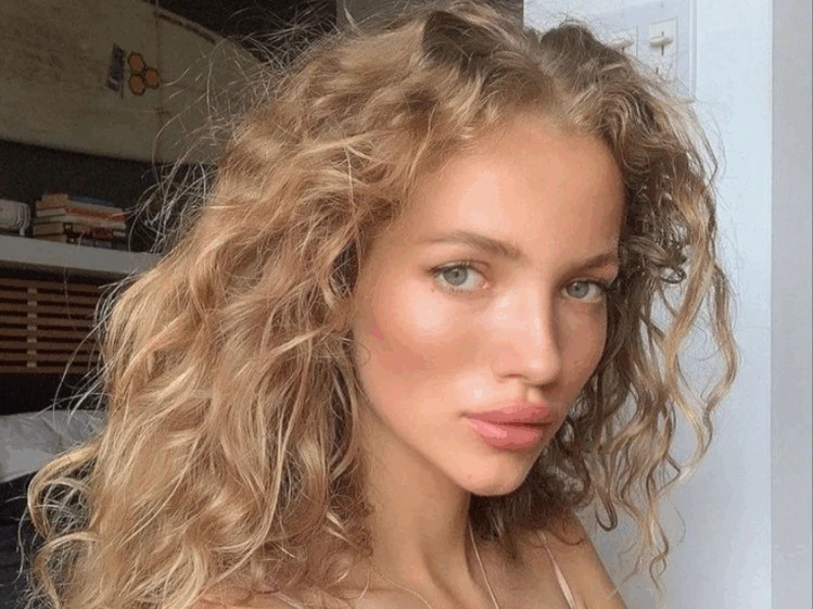 ¿Tenés frizz? No lo reprimas: entendé por qué aparece y cómo tratarlo sin dañar tu pelo