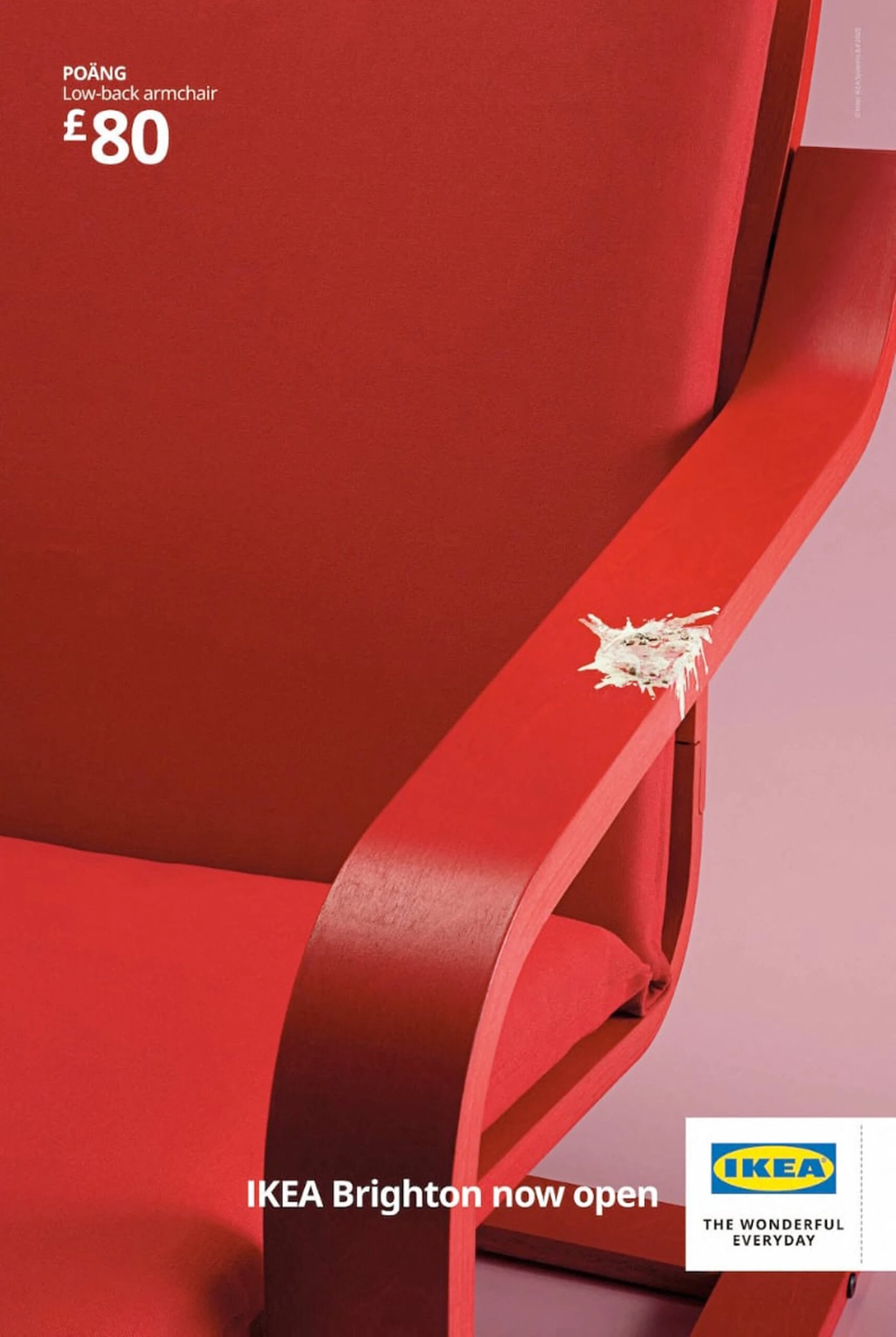 Sillas, mesas y estanterías "bombardeadas" por gaviotas: la imagen de Ikea x Brighton. 