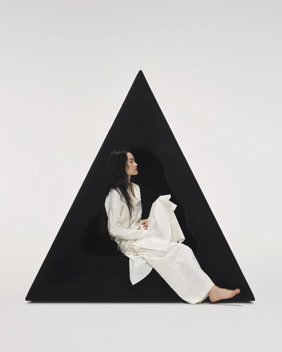 La Silla Cueva es el producto estreno de Bischiyano, la flamante marca de Domain Architects.  