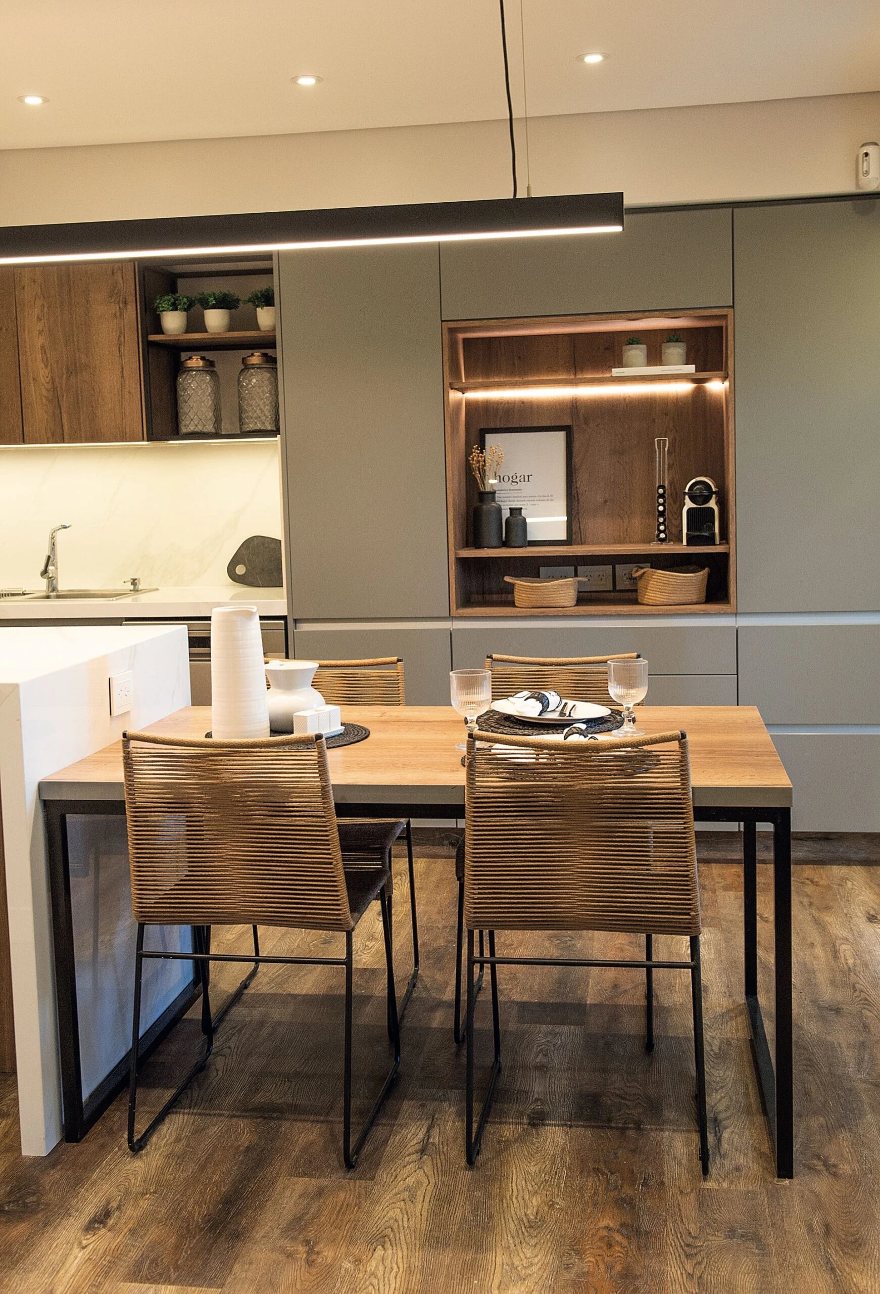 En la cocina, una mesa con tapa en melamina está alineada a la isla. 