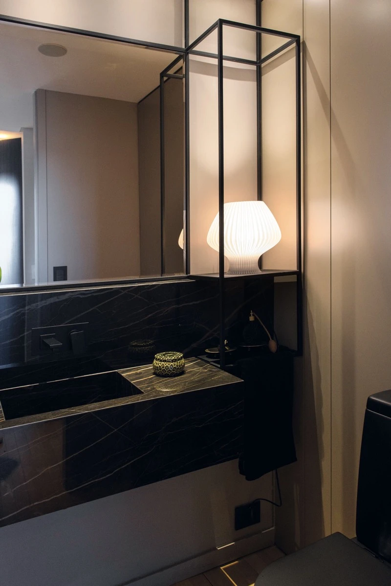 El toilette, con detalles de carpintería metálica.  