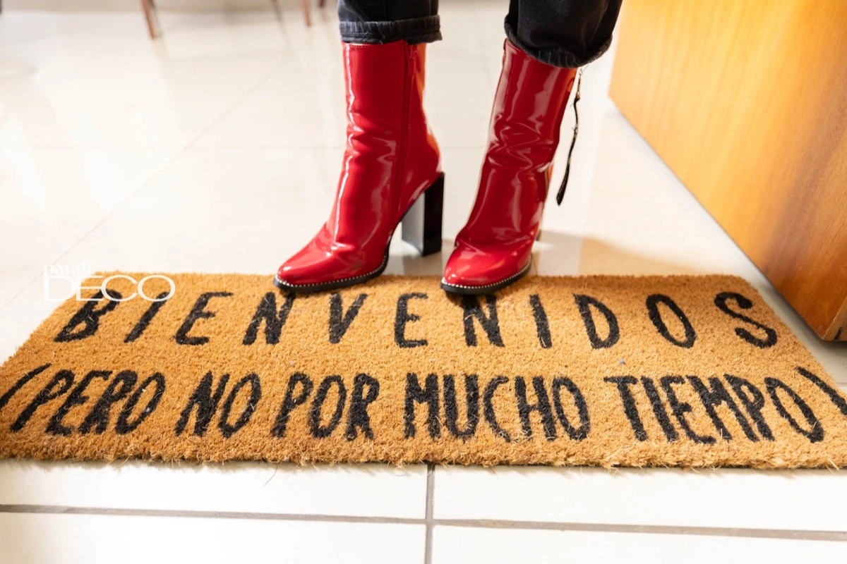 una alfombra dice (advierte): “Bienvenidos (pero no por mucho tiempo)”. 