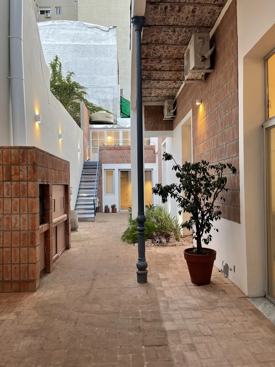 un PH abandonado en el barrio de Villa Crespo, Ciudad de Buenos Aires, se convirtió en el hogar soñado de una joven familia.  