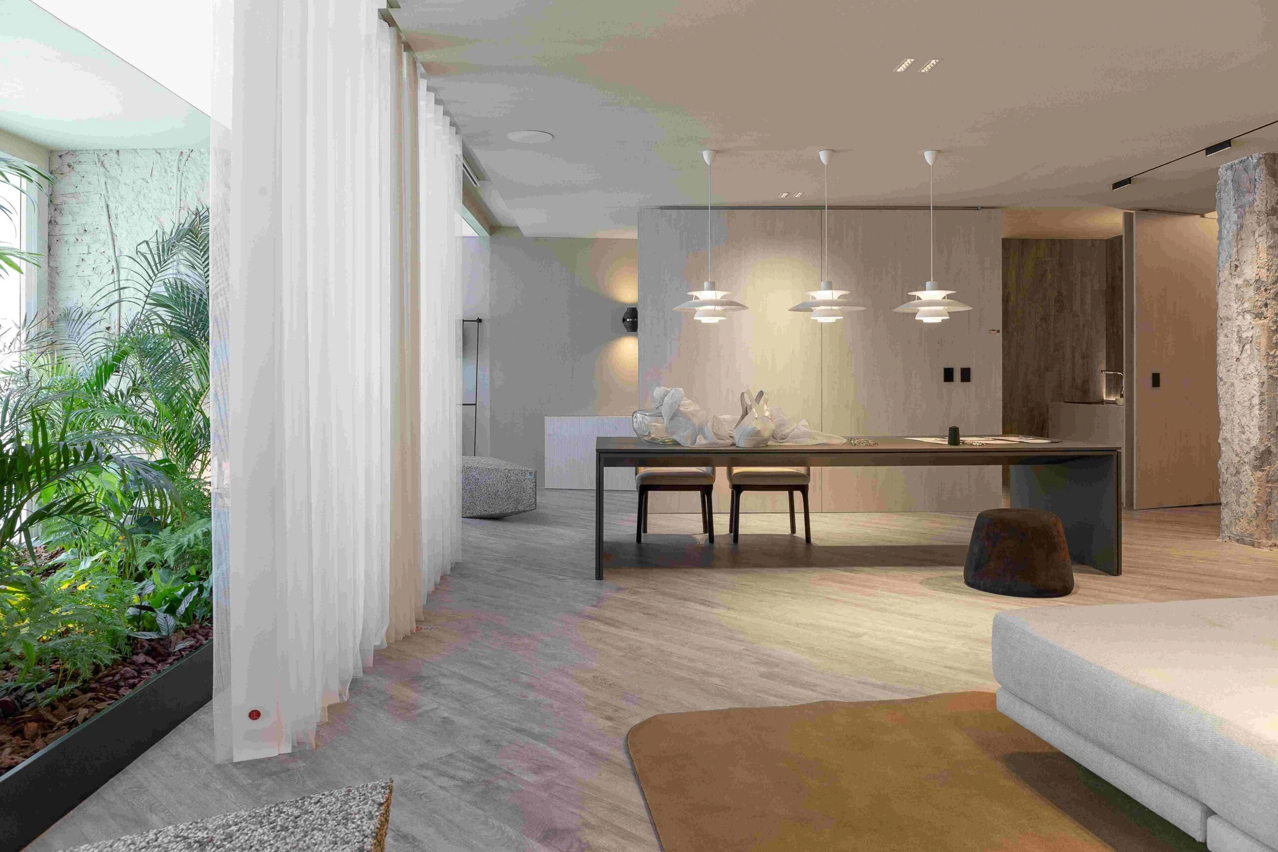 Casa FOA 2025 se despliega en dormitorios, livings, cocinas, coworkings, bodegas, baños y espacios de wellness. 