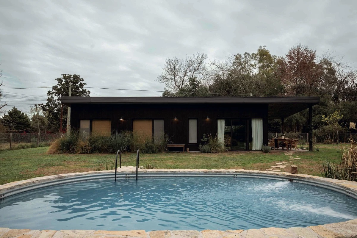 fue concebida como un refugio rural, usando la madera, la piedra y el microcemento como materiales básicos.  