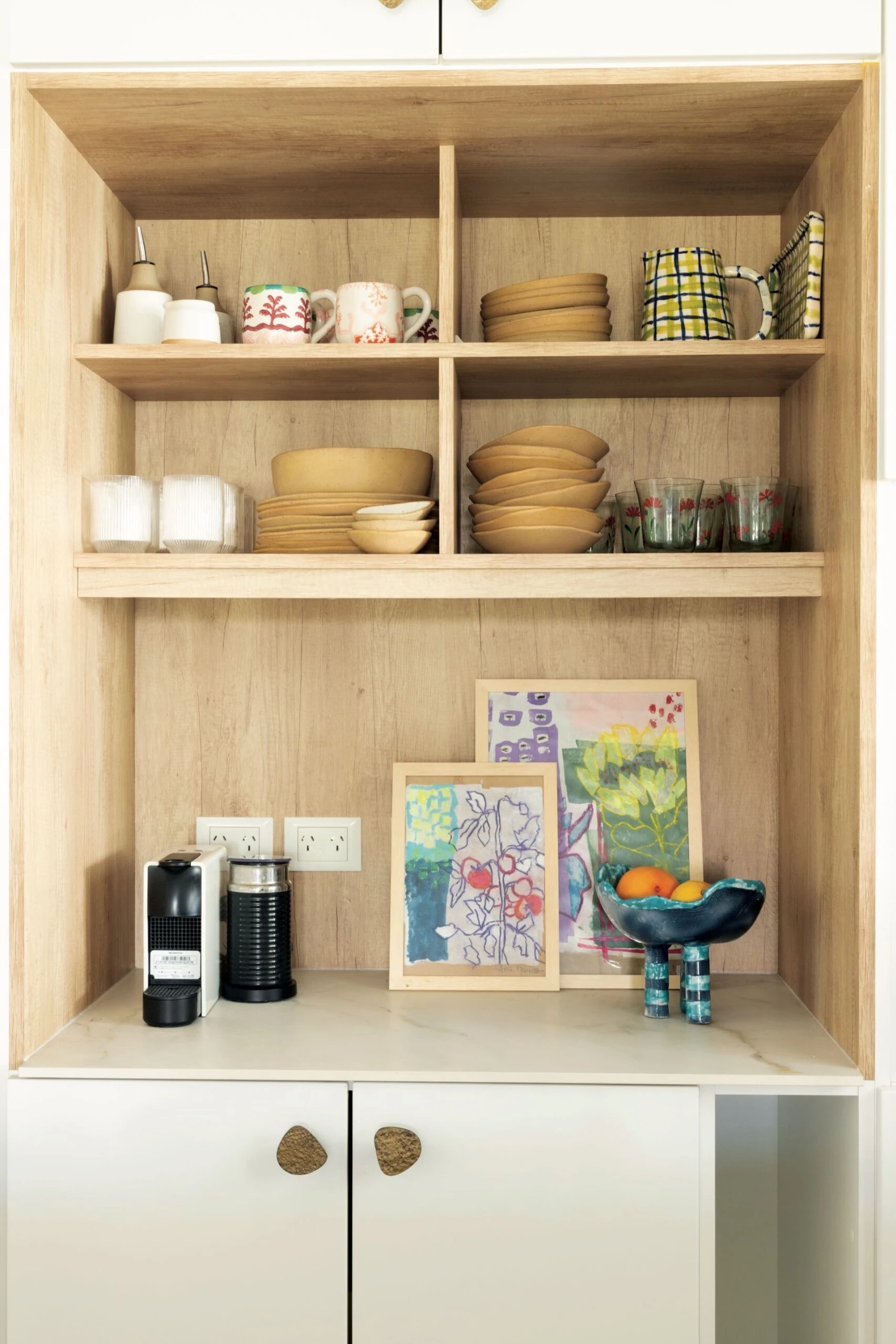 Decoran el coffee station hay cerámicas y cuadros de Anita.