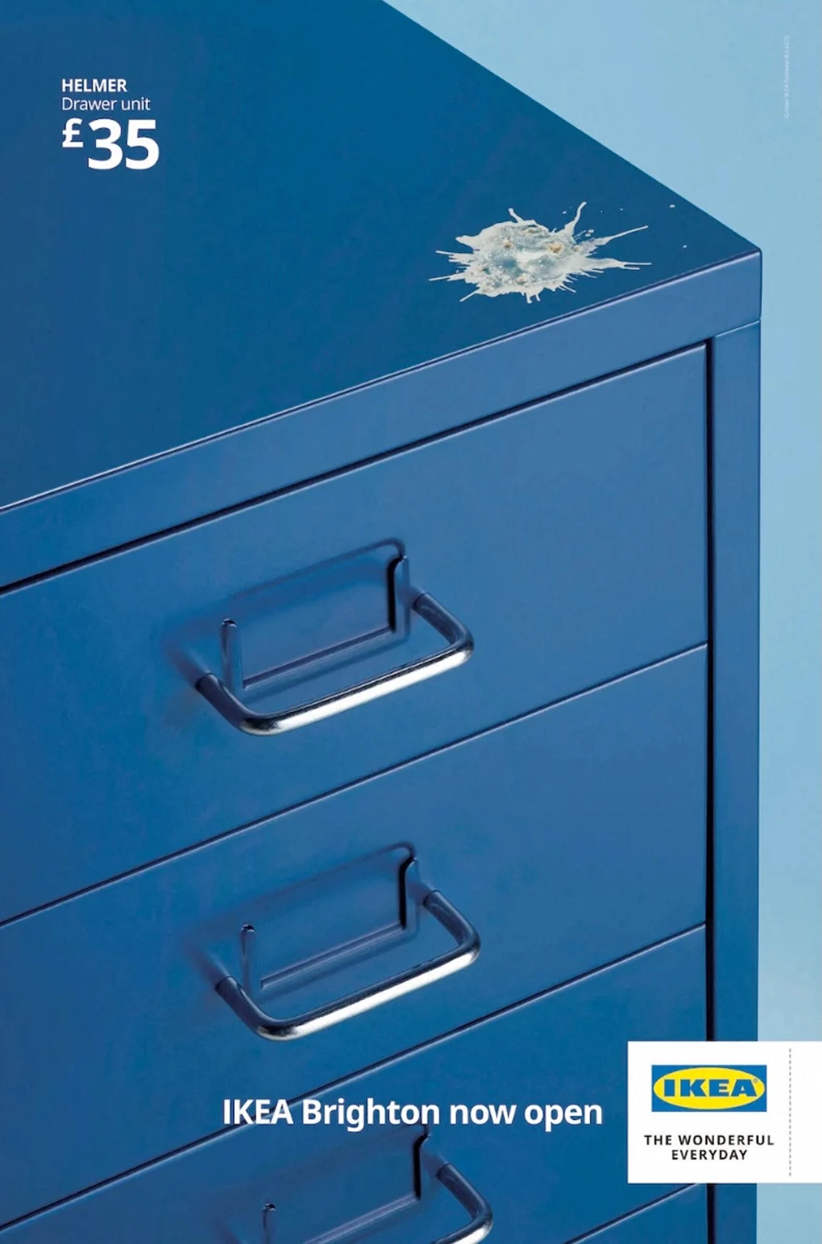 mostrar su mobiliario salpicado con excrementos de pájaros. 