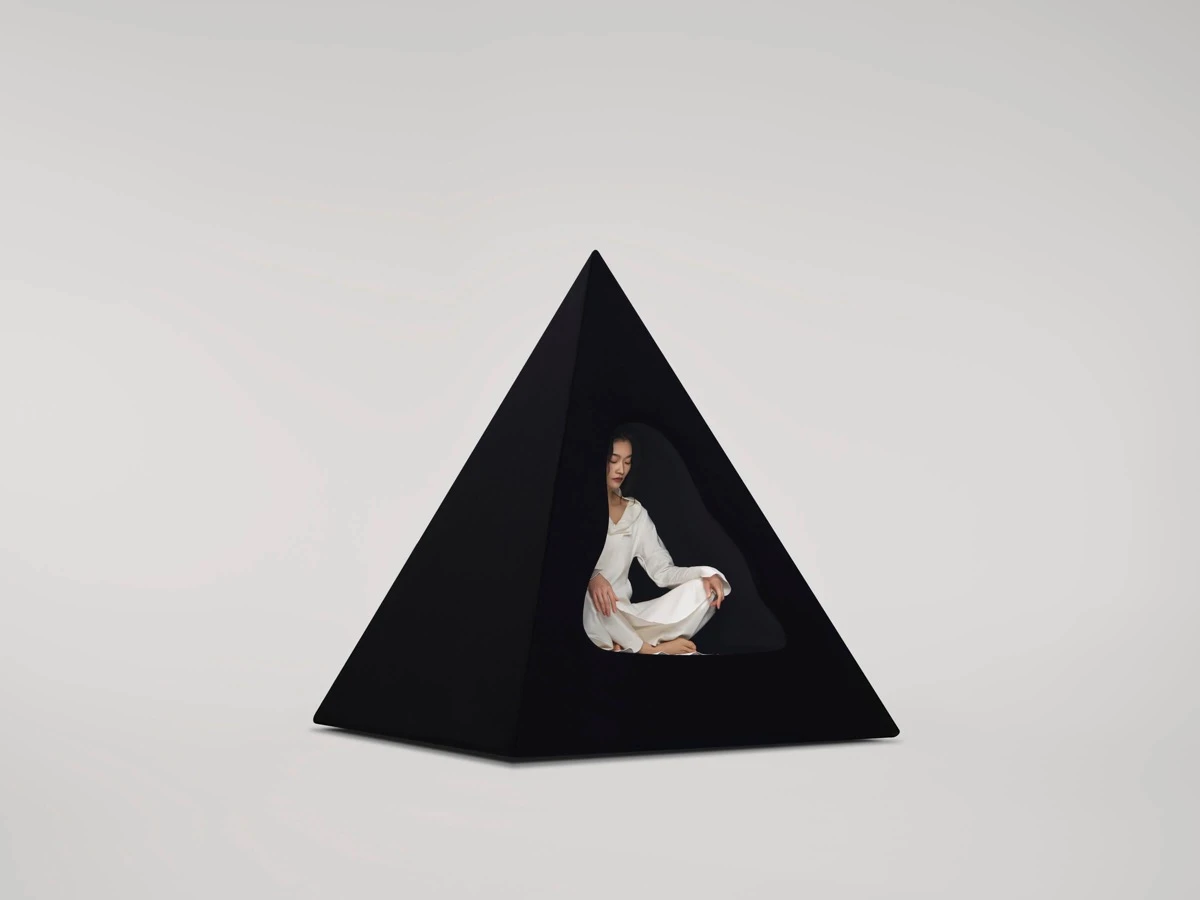 la Cave Chair es mucho más que un sofá: es un santuario personal donde el diseño contemporáneo 