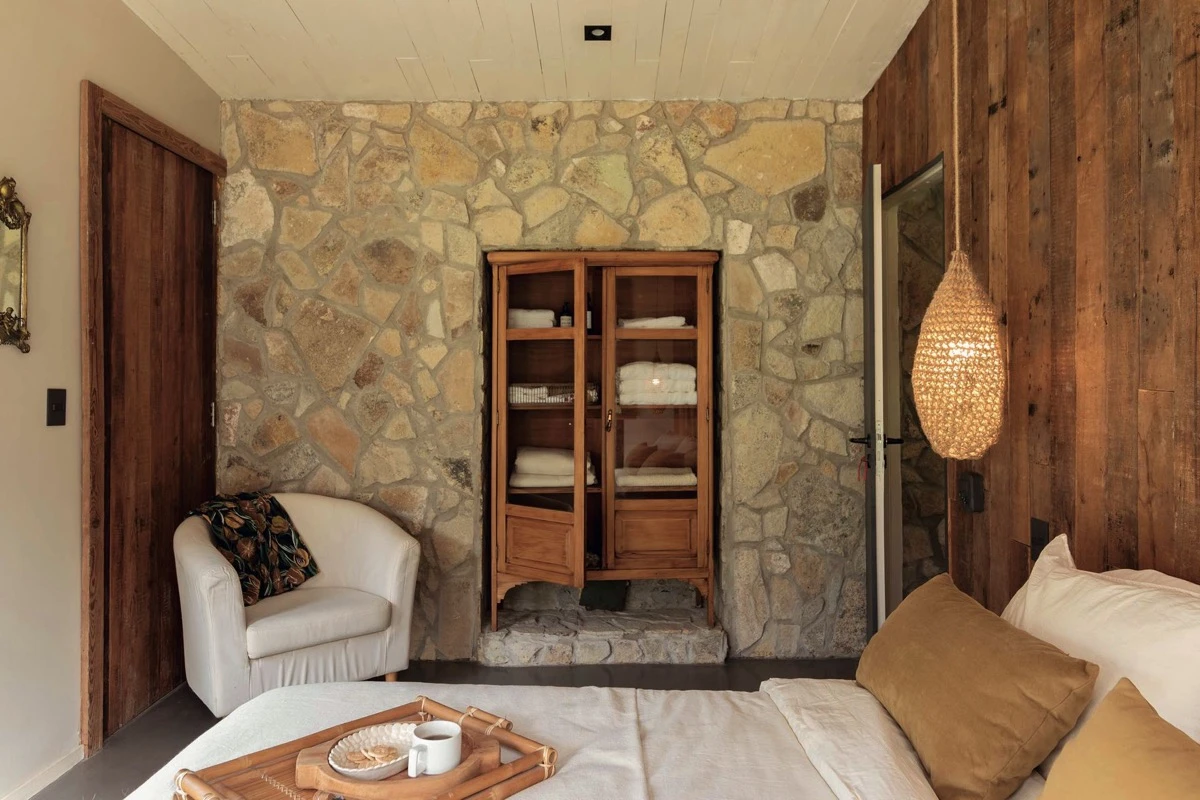 Piedra y madera, dupla de materiales clave de la casa en el campo. 