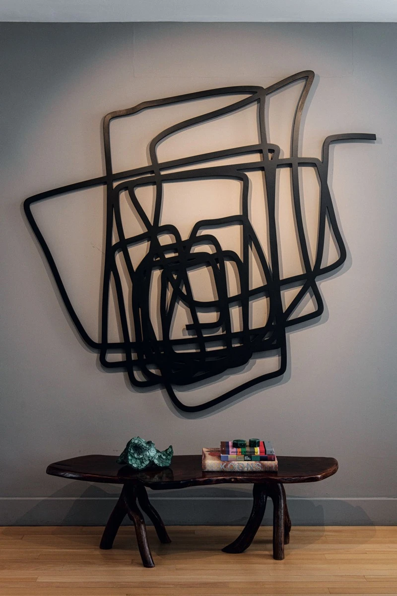 Una obra de Gerardo Wohlgemuth dialoga aquí con un banco rústico. 