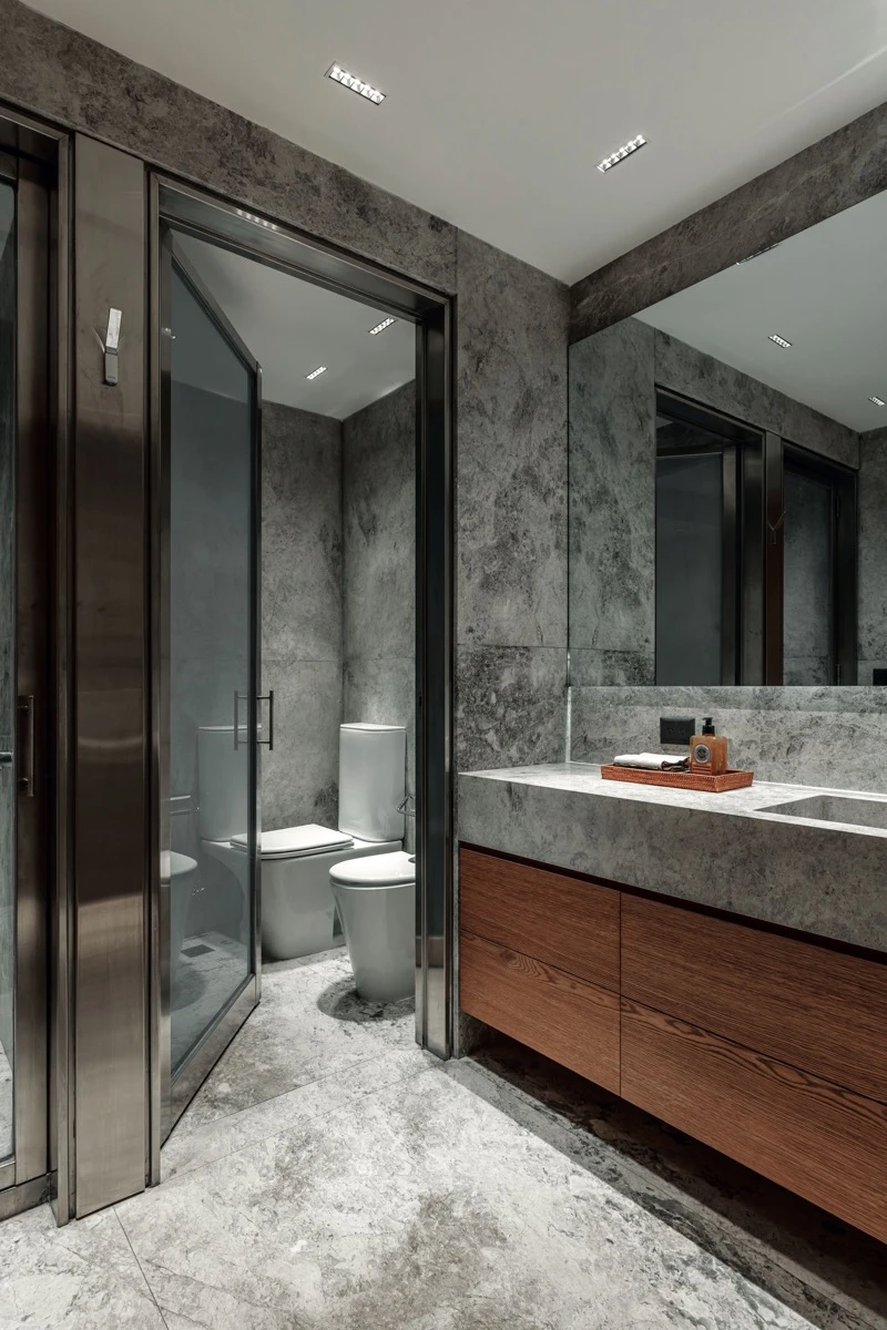 El mármol Fusion Grey, el maaterial clave de un baño escenográfico y moderno. 