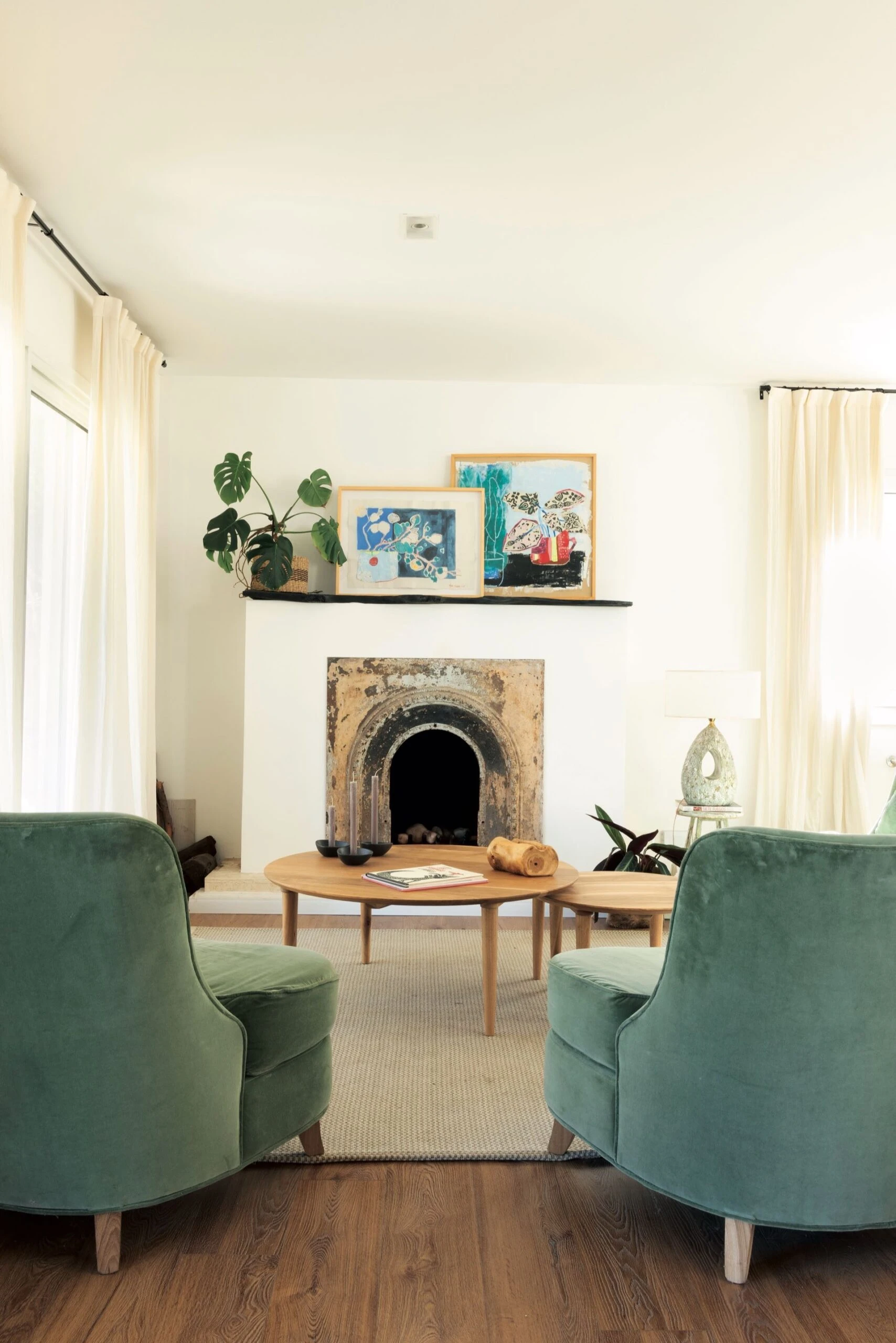 Un viejo frente de chimenea hallado en un desarmadero de la ciudad de Pergamino resultó el puntapié inicial para definir la decoración de la casa.