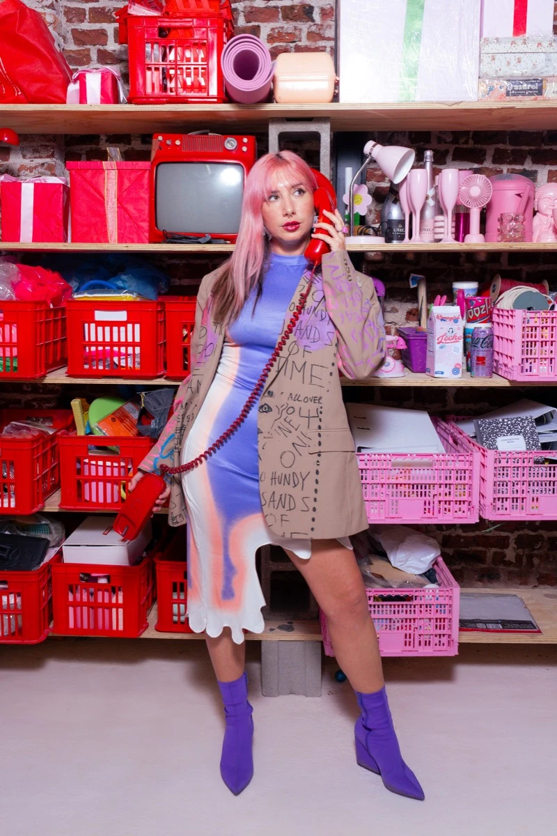 Melanie Anton Def en el subsuelo de su estudio. Misión: “construir mundos de fantasía”. 