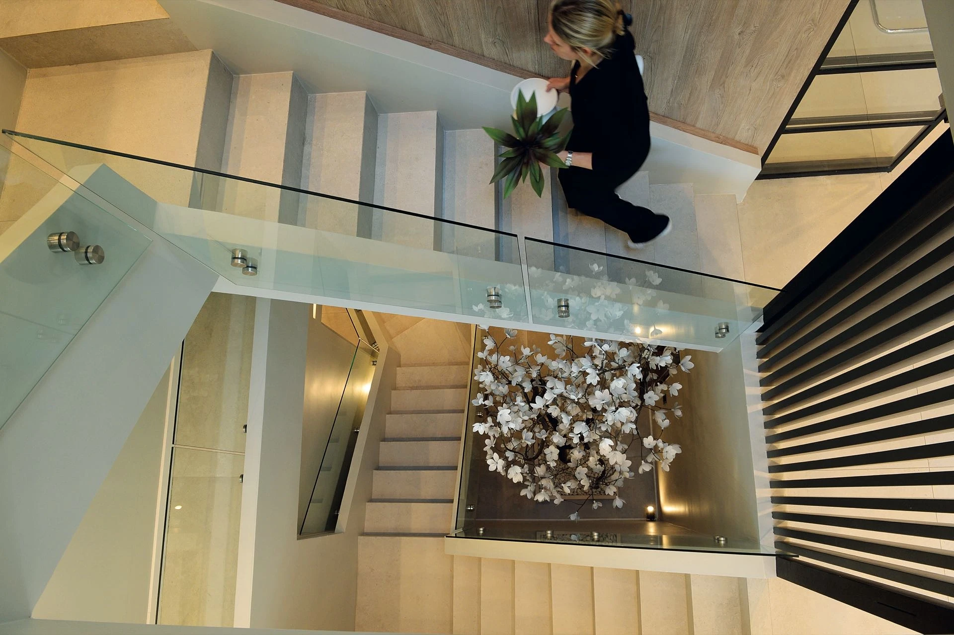 Las escaleras conectan a los cuatro pisos.