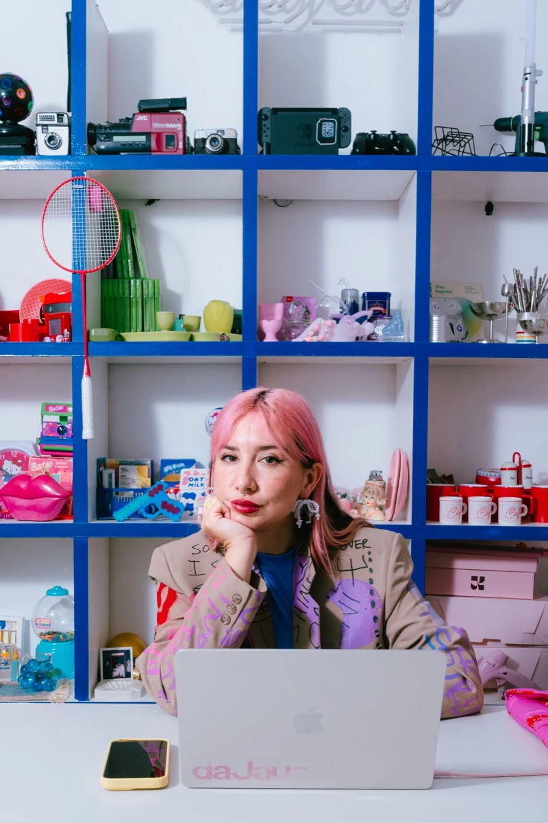 Melanie en su estudio, con props y accesorios souvenirs de sus más icónicos videoclips. 