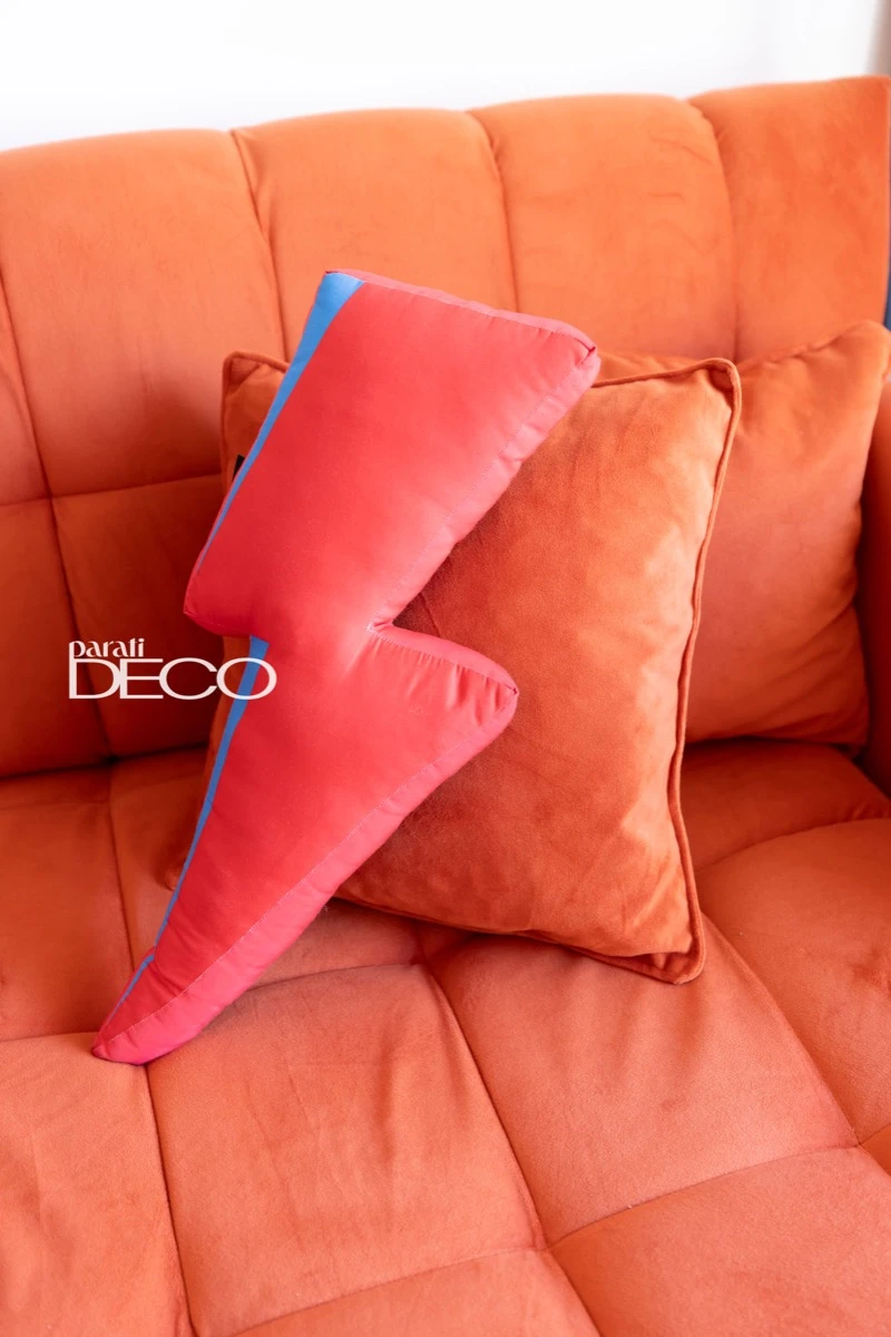 El almohadón del rayo eléctrico de Bowie, fetiche del depto de Noe Dans. 