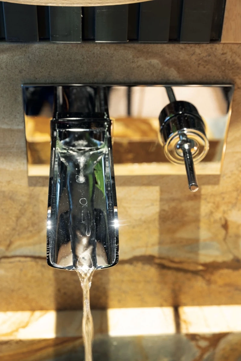 La grifería es de línea italiana (Gessi). 