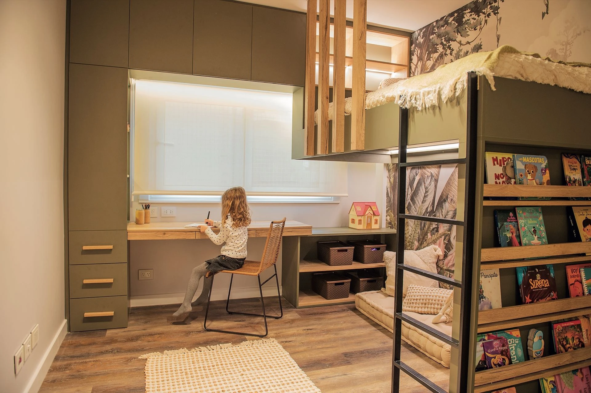 Uno de los cuartos tiene una cama en altura: alto diseño. 