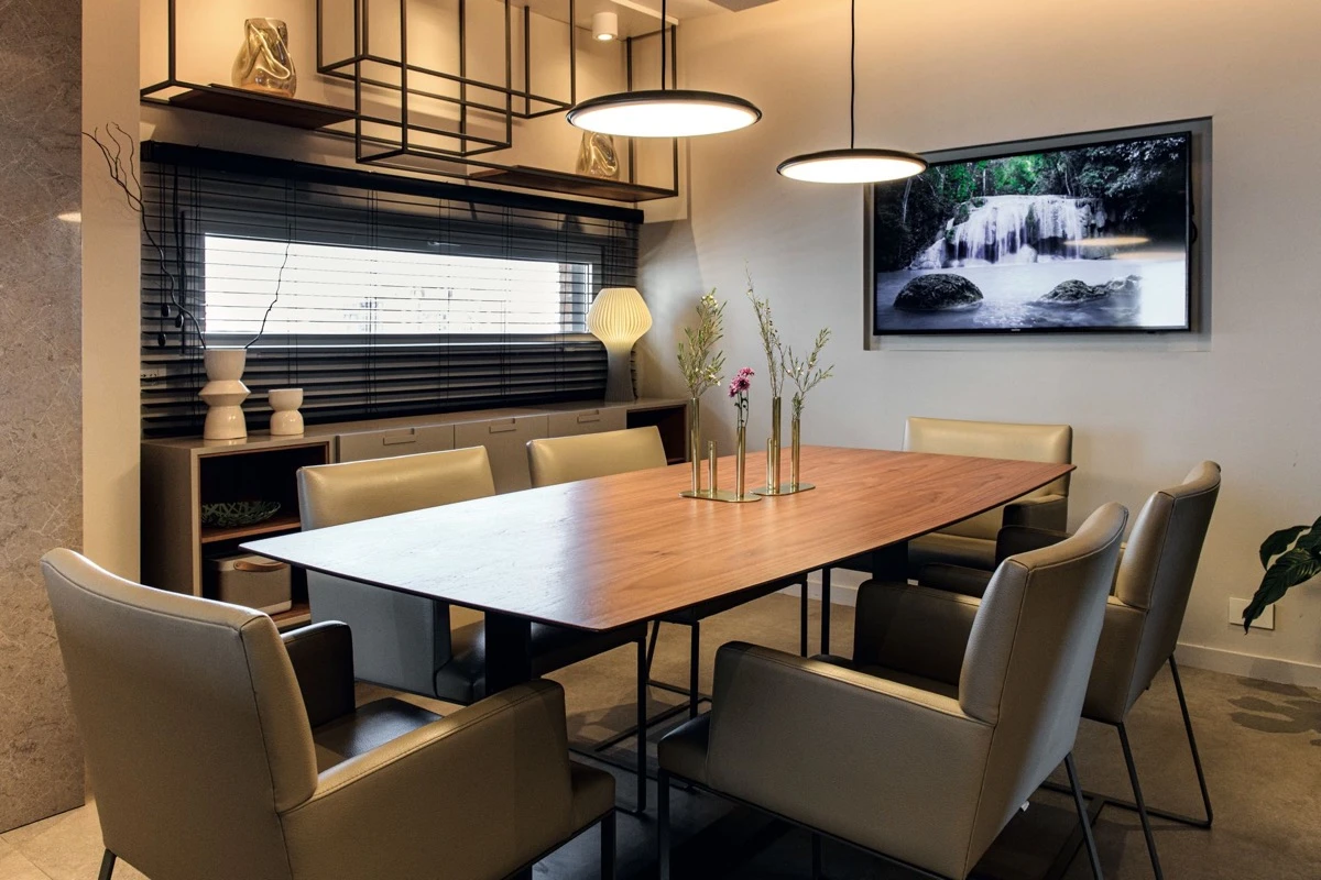 El comedor, en el eje del área social, en planta baja. 