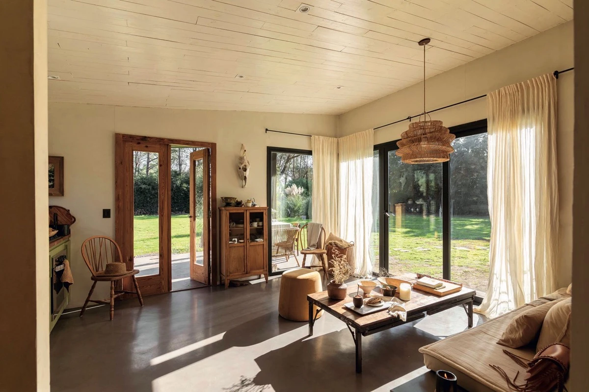 El living con el exterior natural a la vista. 