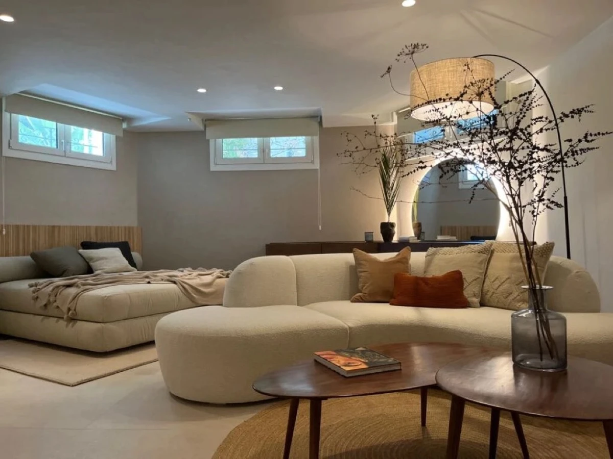 Siluetas curvas “que abrazan”, estructura orgánica e irregular, c