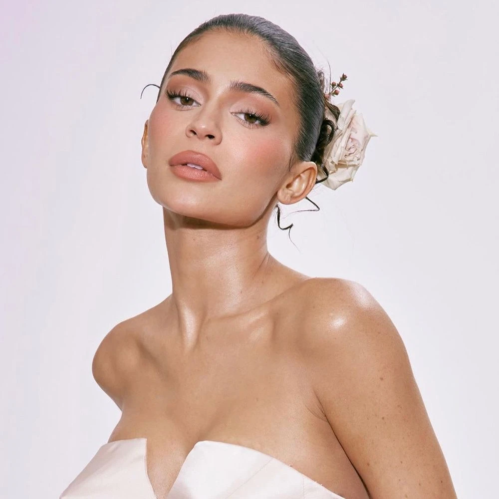 Kylie Jenner impone el soft glam make up.