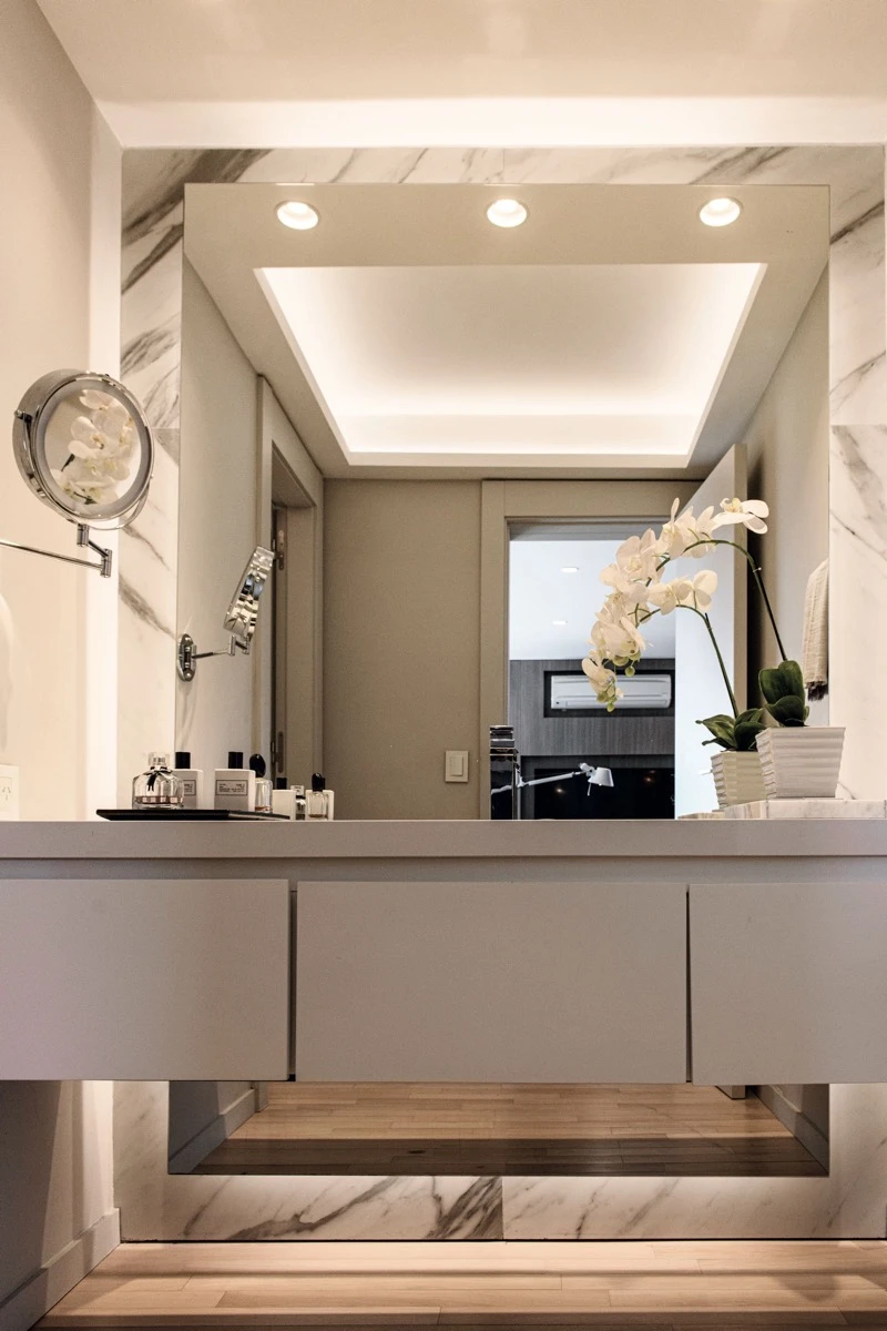 El baño de la suite, revestido en cuarzo, con un gran espejo. 