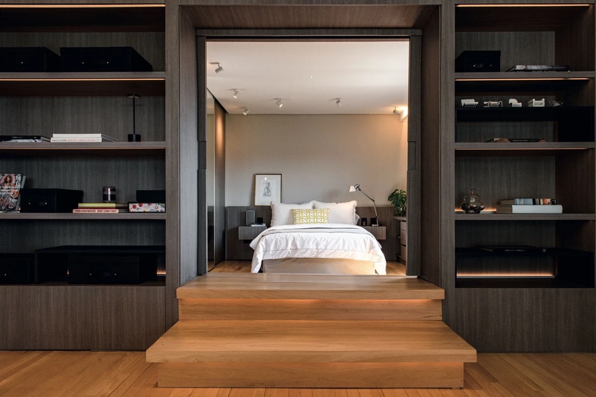 El nivel superior se compone de un dormitorio, un baño y un escritorio.