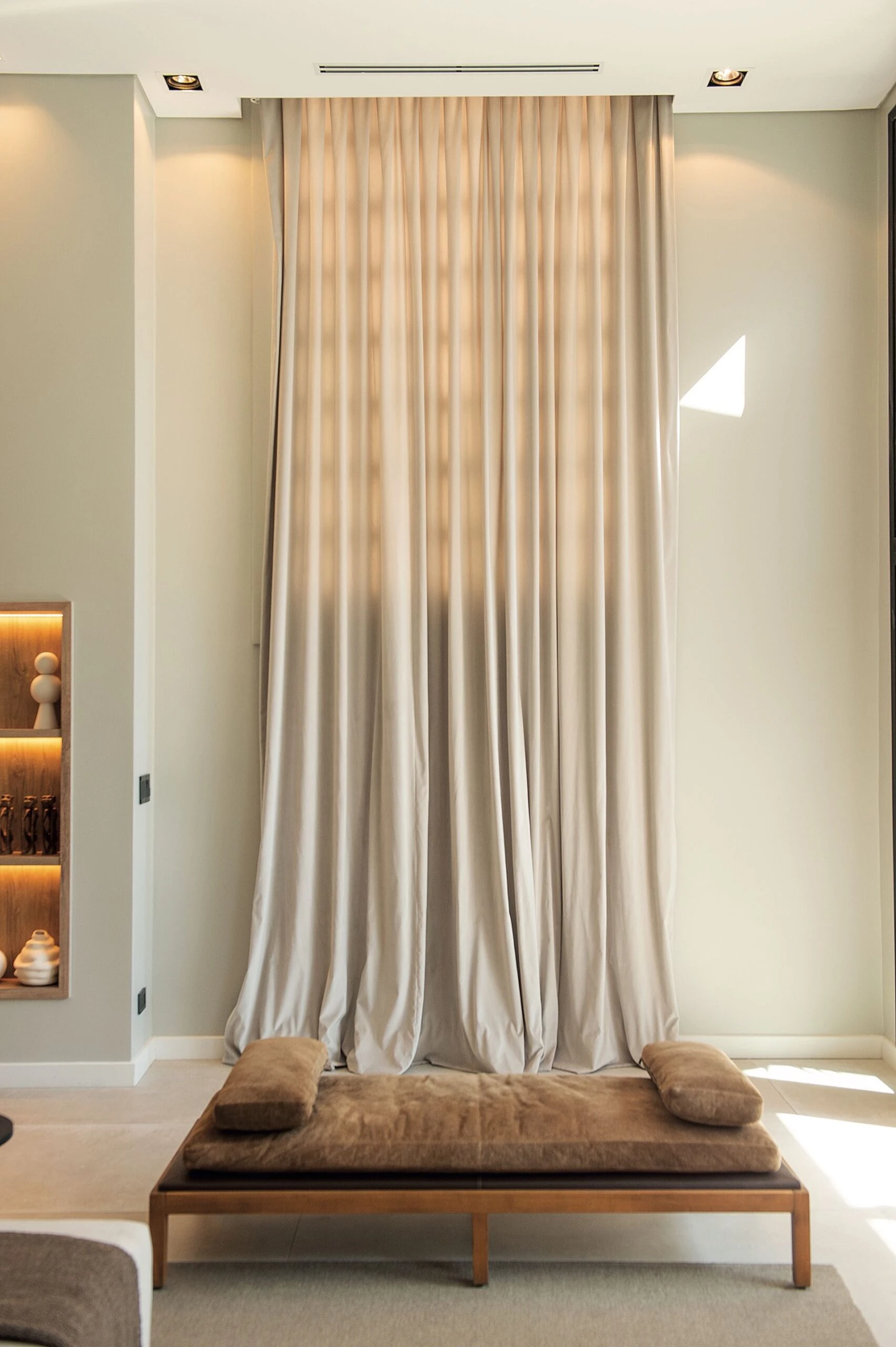 Los pisos son de porcelanato italiano de piedra natural con textura.