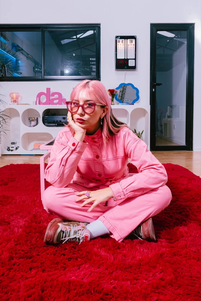 Melanie Anton Def: diseñadora de Imagen y Sonido de la UBA, Directora Creativa, Directora de Arte. 