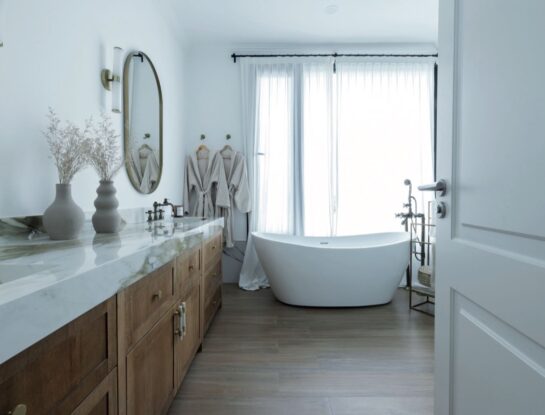 Los baños como escenografías son tendencia: clásicos, glam y con un toque teatral