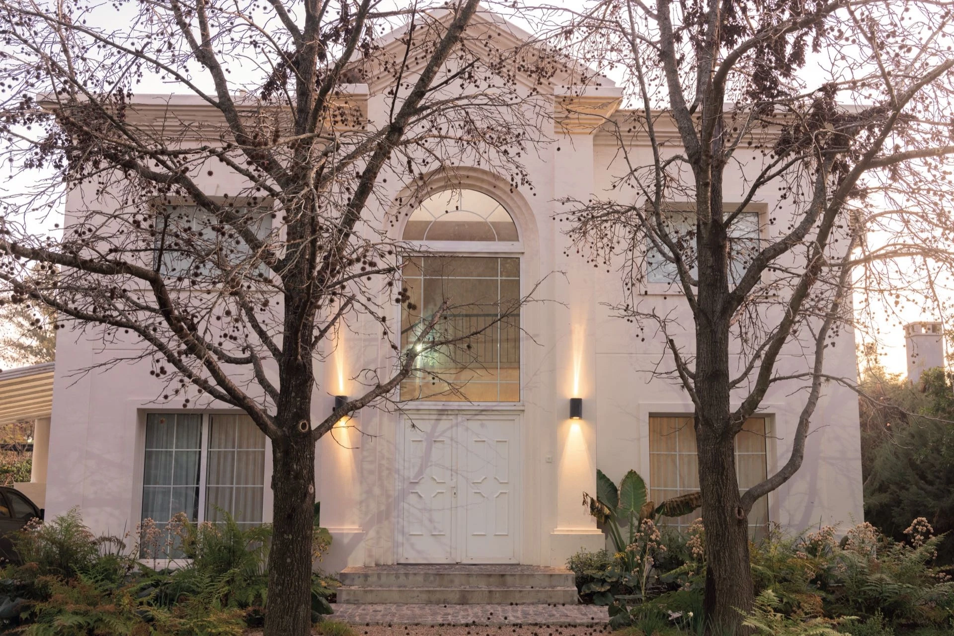 El frente exhibe la particular arquitectura de la casa.